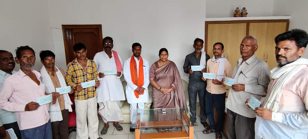 इटावा :सदर विधायक सरिता भदौरिया ने आज खलियान दुर्घटना के अंतर्गत पात्र किसान को सहायता राशि चेक बांटी