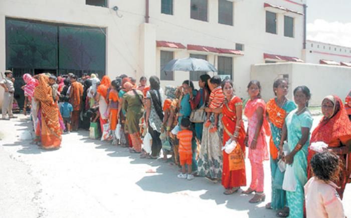 फर्रुखाबाद  :जेल में बंद भाइयों के हाथों में राखी बांधने के लिए उमड़ी बहने