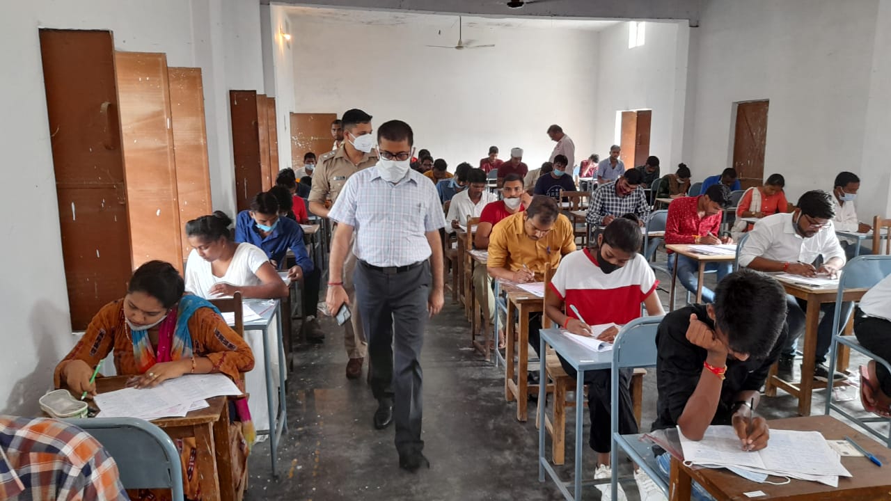 फर्रुखाबाद :जिला अधिकारी श्री मानवेंद्र सिंह ने पीईटी परीक्षा केंद्रों का किया निरीक्षण