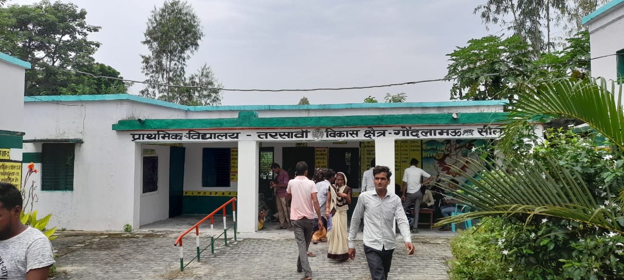 सीतापुर:प्राथमिक विद्यालय तरसावां में लगायी गयी वैक्सीनेशन कैंप