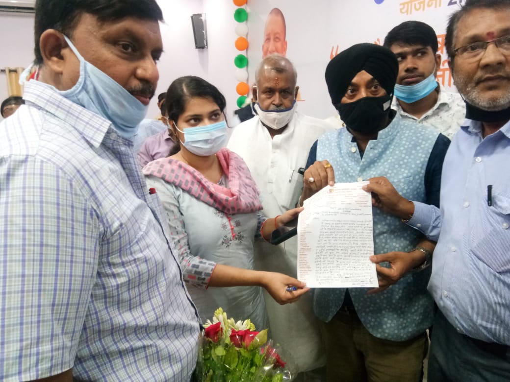 रायबरेली: डलमऊ अखिल भारतीय उद्योग व्यापार मंडल के नगर अध्यक्ष घनश्याम जायसवाल ने क्षेत्र की समस्याओं को लेकर मुख्य विकास अधिकारी से मुलाकात की