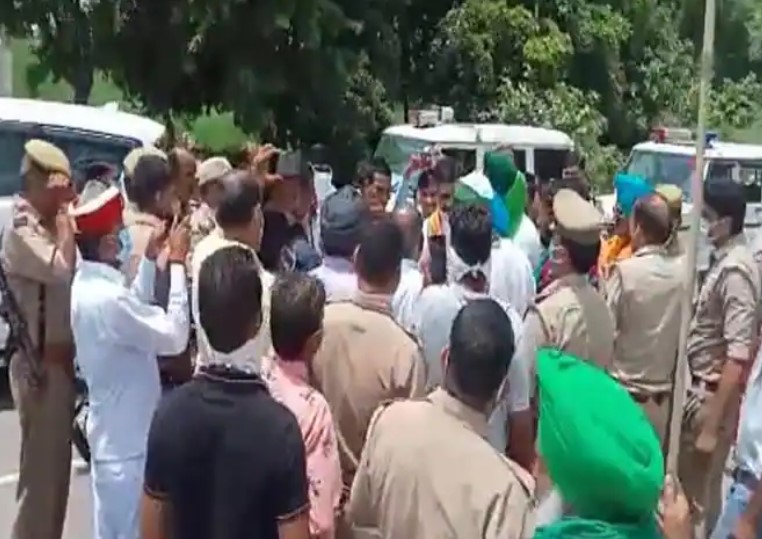 मंत्री स्वामी प्रसाद मौर्य को पीलीभीत में दिखाये गये काले झंडे
