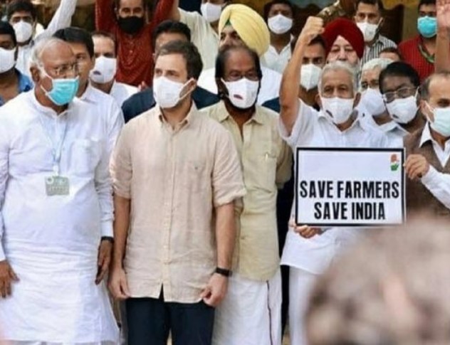 ‘किसान संसद’ में सरकार के खिलाफ पारित हुआ ‘अविश्वास’ प्रस्ताव, समर्थन में पहुंचे राहुल गांधी