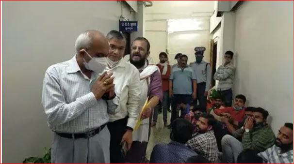 वाराणसी:  राजनीति विज्ञान विभाग पर लटका ताला