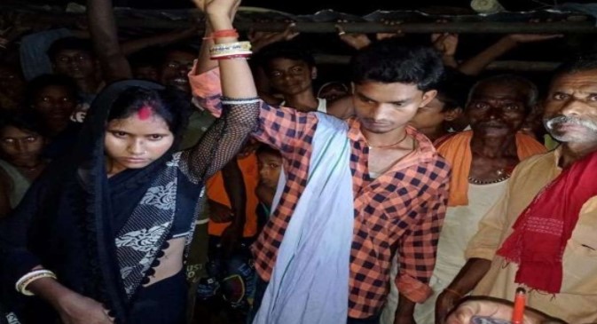 अनोखी शादी: चाची से इश्क लड़ाते पकड़ाया तो पंचायत ने करा दी शादी, टार्च की रोशनी में भतीजे नें चाची की मांग में भरा सिंदूर