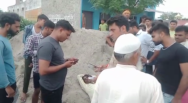 आँवला/बरेली - मोटरसाइकिल की आमने सामने टक्कर में एक बुरी तरह घायल क्षतिग्रस्त हुई मोटरसाइकिल।