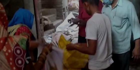 फर्रुखाबाद:  सरकारी राशन की दुकानों पर निशुल्क राशन वितरण का कार्यक्रम