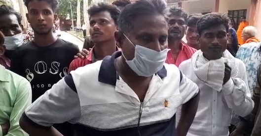 रायबरेली : अवैध रूप से हो रहे मछली और कछुए के व्यापार को लेकर ग्रामीणों ने तहसील पहुंच कर किया प्रदर्शन ।