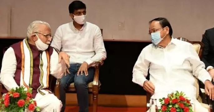 गुरुग्राम पहुंचे..उपराष्ट्रपति वेंकैया नायडू,मुख्यमंत्री के साथ पैरालंपिक प्लेयर को किया सम्मानित
