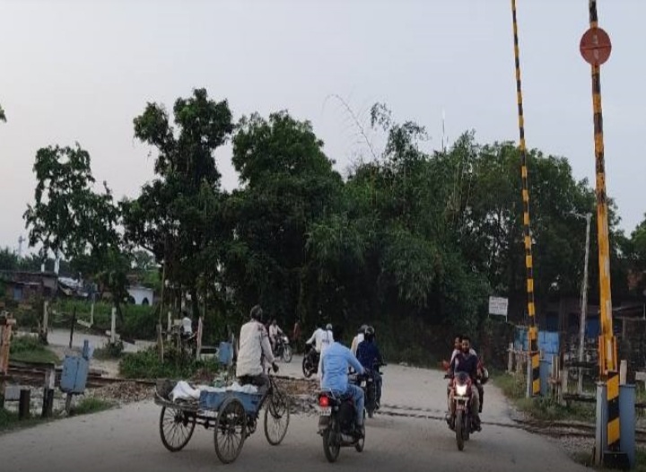 आज़मगढ़: अंबारी-अहरौला मार्ग पर आज रेलवे क्रासिंग पर होगा कार्य वाहन से न करें सफर