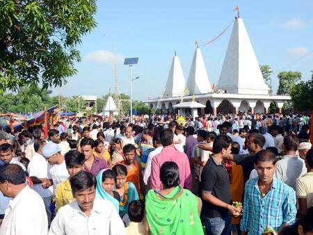 मैनपुरी : विपिन यादव सुर्खियों में कथा और मंदिरों में भक्तों की उमड़ी भीड़ देखें