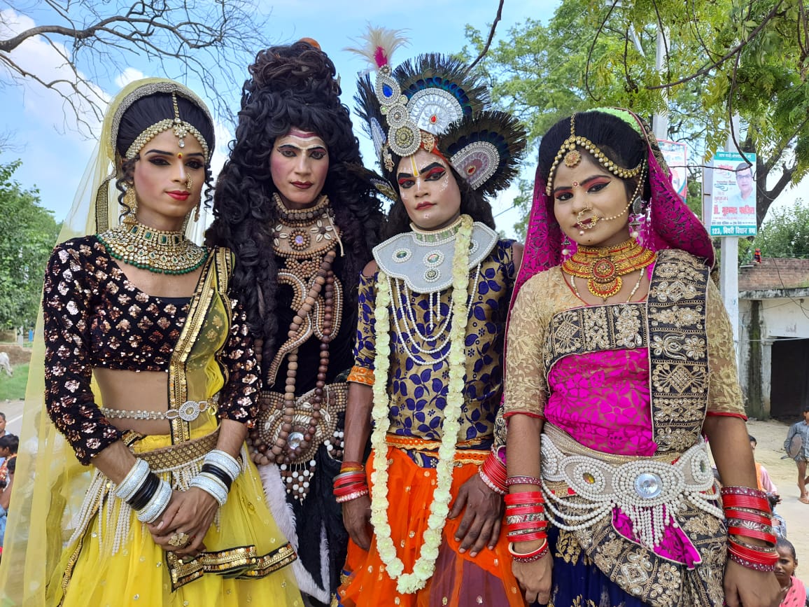 आँवला/बरेली - आँवला तहसील क्षेत्र में कलश यात्रा के दौरान सुंदर-सुंदर झांकियों को की गई प्रस्तुति