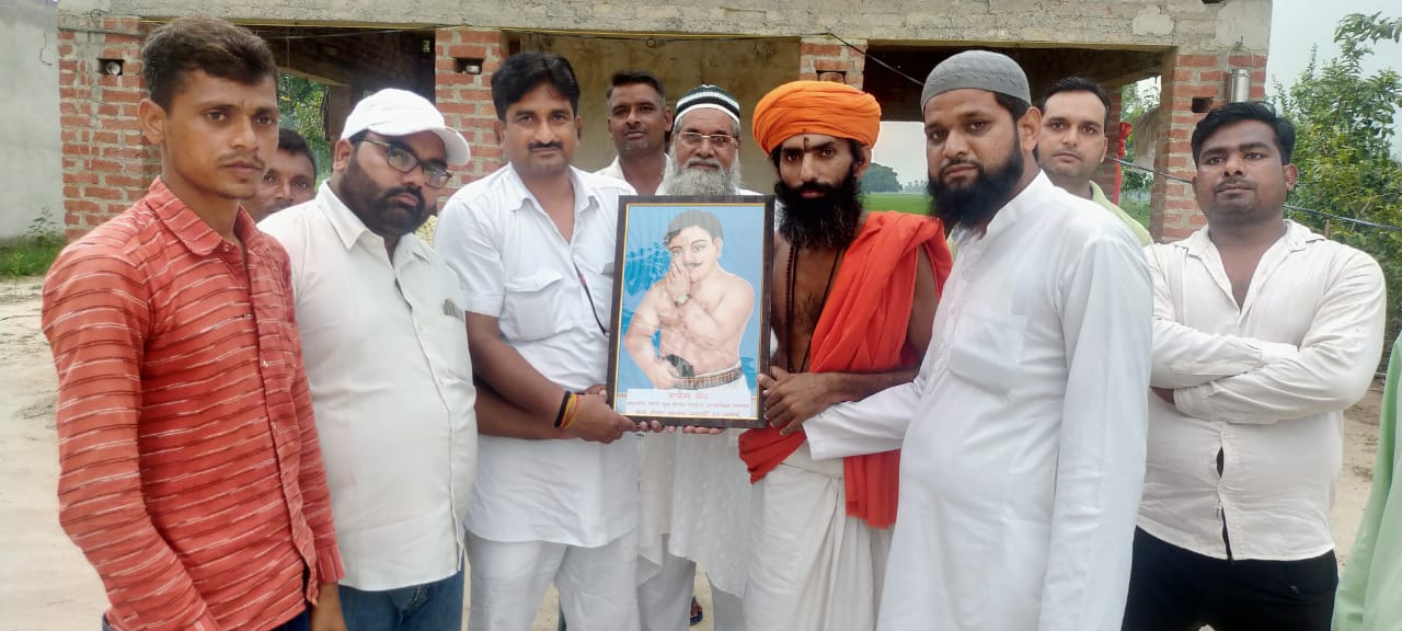 आँवला/बरेली - कांग्रेस के जिला महासचिव राजन उपाध्यय ने तपस्वी विजय देवनाथ महाराज जी से शिष्टाचार मुलाकात की।