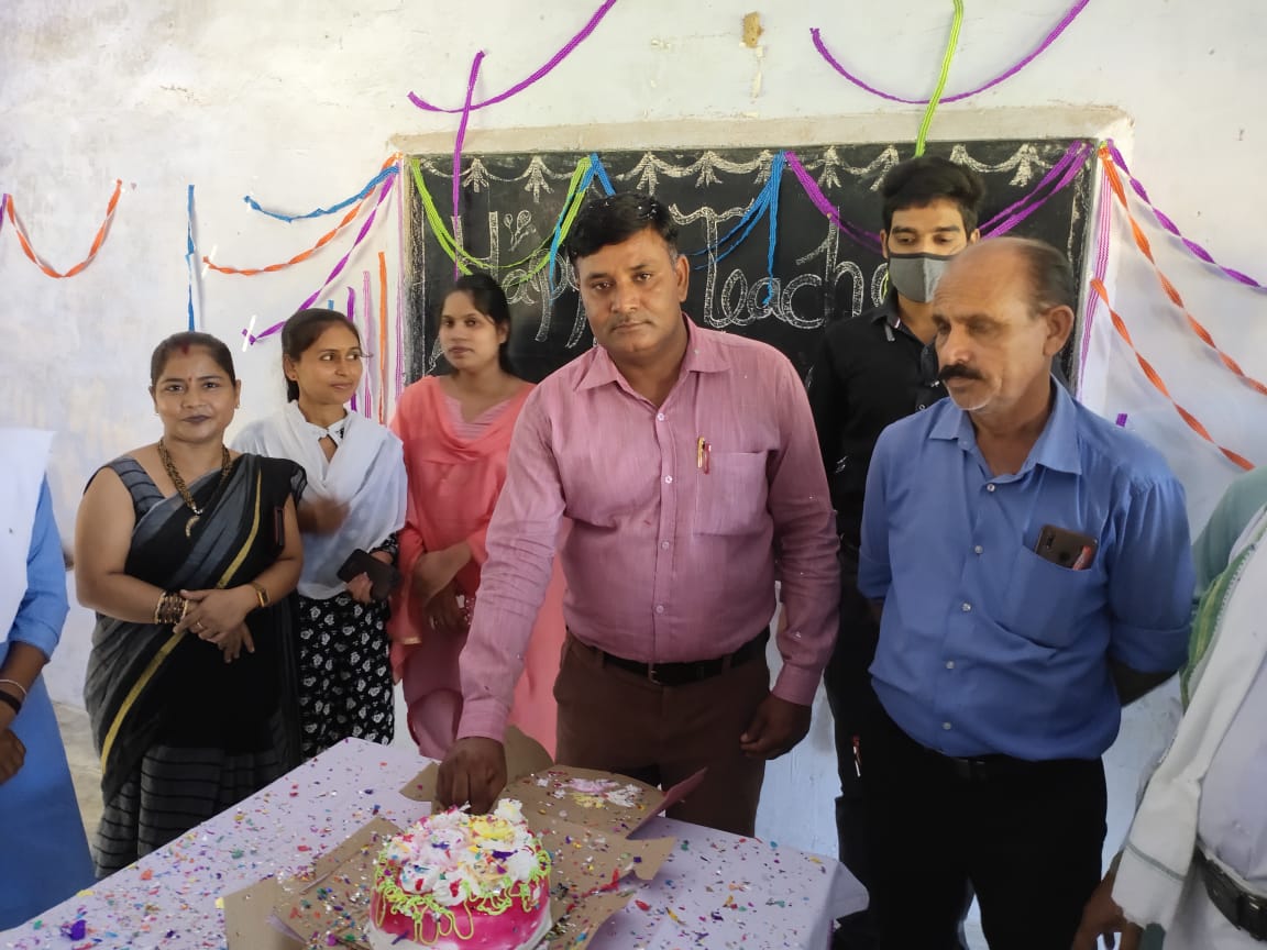 बरेली - आँवला तहसील क्षेत्र में शिक्षक दिवस बड़े ही हर्षोल्लास के साथ मनाया गया
