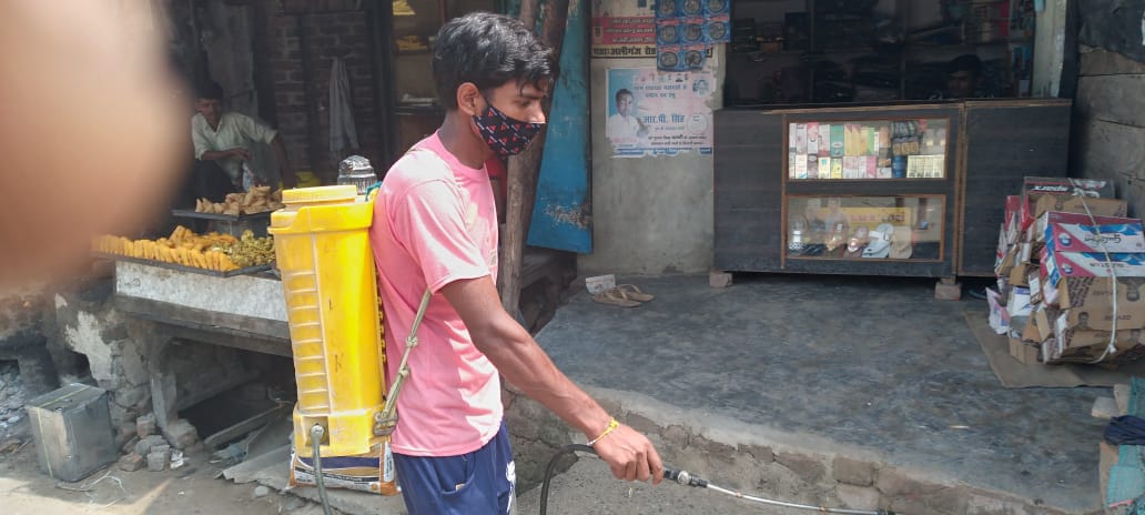 बरेली - तीसरी लहर चीनोती देते हुए ग्राम पंचायत मझगवां में प्रधान द्वारा कराया गया दवाई का छिड़काव।