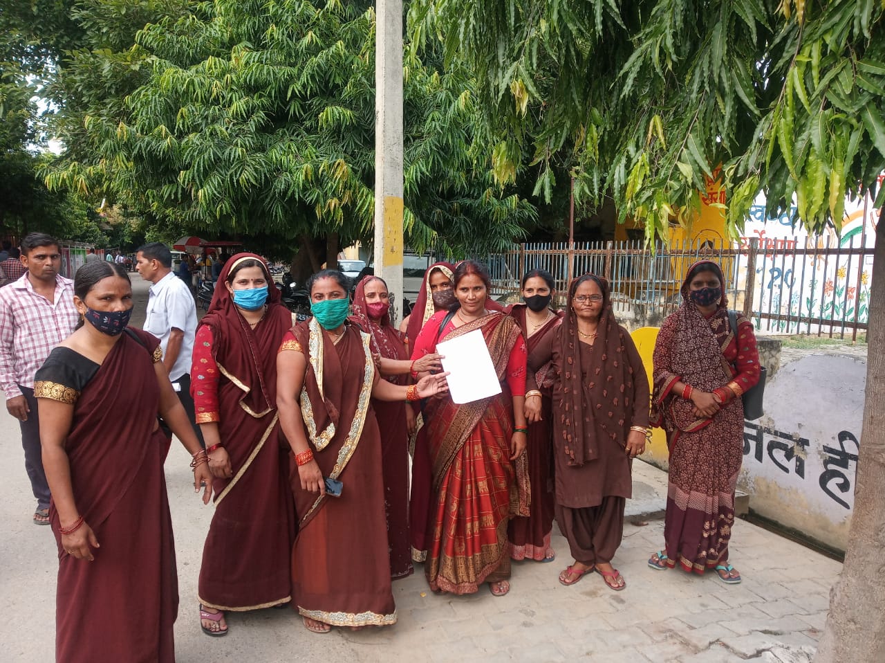 आँवला/बरेली - मझगंवा ब्लाक के चिकित्सा प्रभारी के खिलाफ संगीनियो ने एसडीएम से की शिकायत।