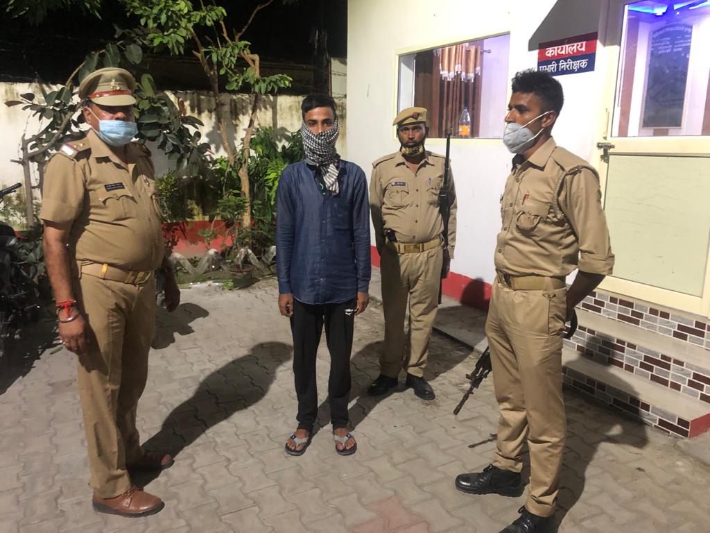 पीलीभीत :घुघचिहाई चौकी प्रभारी राजीव सिंह चौहान वाछिंत अभियुक्त को किया गिरफ्तार।