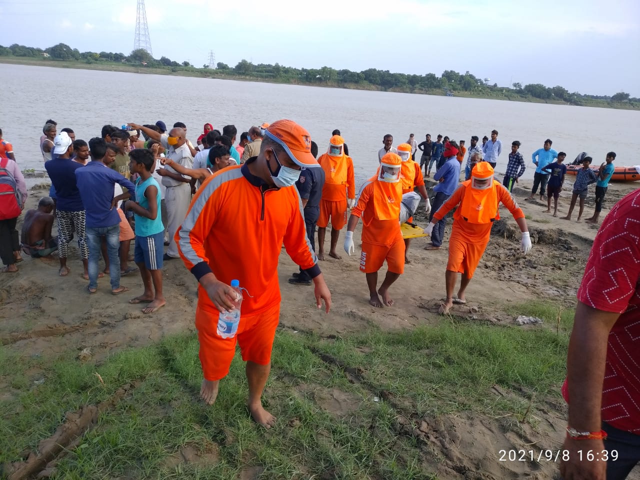 प्रयागराज :NDRF की टीम ने शास्त्री ब्रिज के पास गंगा में डूबे व्यक्ति को खोज निकाला