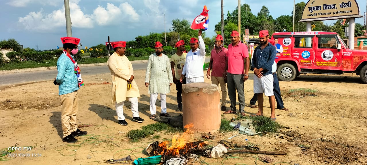 बरेली - वीआईपी पार्टी के कार्यकर्ताओं ने झुमका तिराहा बरेली पर संजय निषाद का फूंका पुतला वीआईपी पार्टी के राष्ट्रीय अध्यक्ष मुकेश साहनी को जान से मारने की दी थी धमकी।
