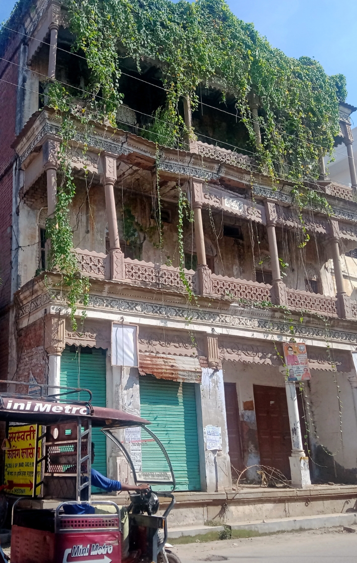 जौनपुर:जर्जर मकान से राहगीरों, स्कूली बच्चो और अभिवावकों में दहशत