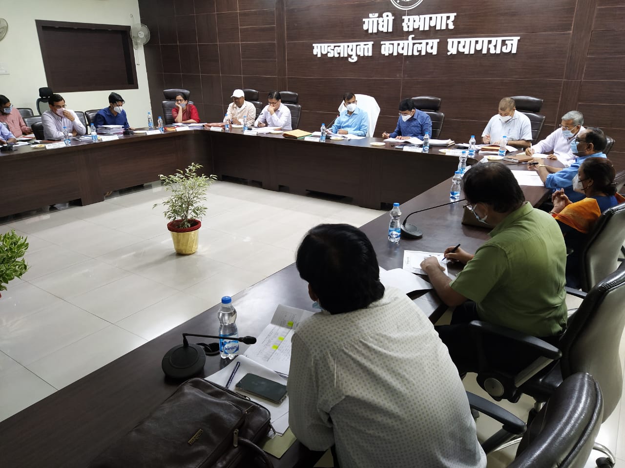 प्रयागराज : मण्डलायुक्त ने संचालित योजनाओं के क्रियान्वयन एवं निर्माणाधीन कार्यों को लक्ष्य के सापेक्ष शत-प्रतिशत पूर्ण किये जाने के दिए निर्देश