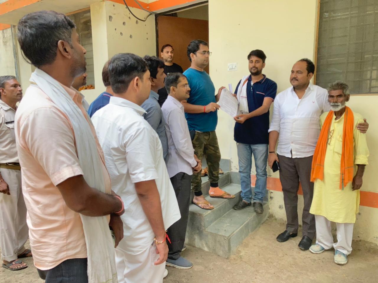 गाजीपुर : कासिमाबाद एसडीएम भारत भार्गव को पत्रकार एसोसिएशन ने सौंपा पत्रक ।