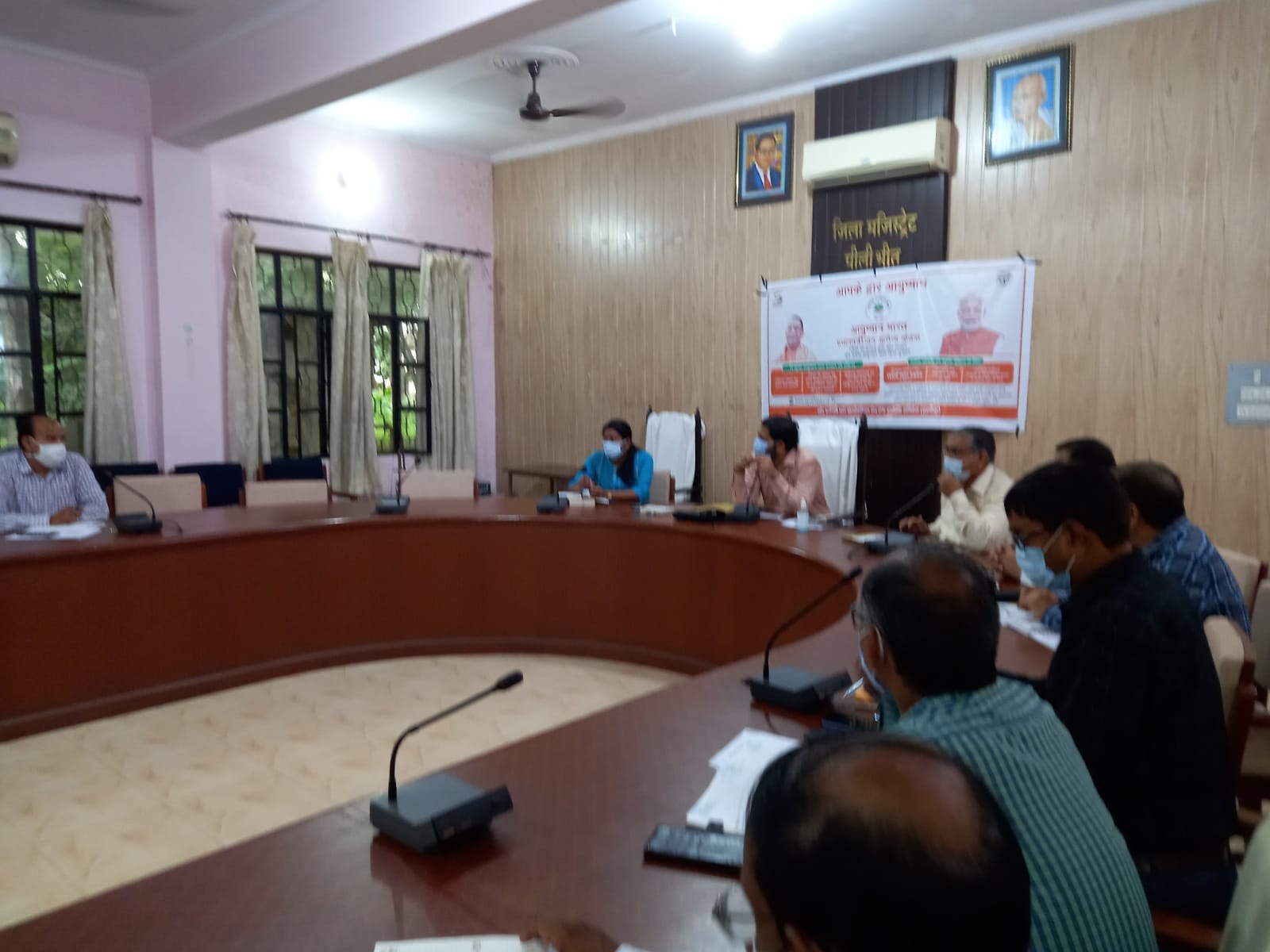 पीलीभीत : निर्धारित लक्ष्य के अनुरूप जारी किये जाये आयुष्मान कार्ड-जिलाधिकारी।