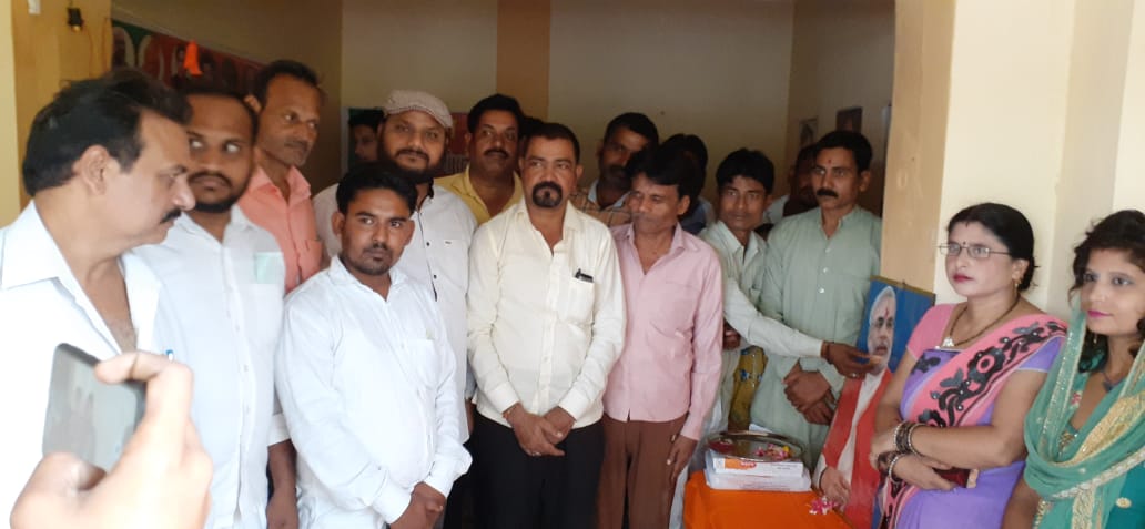 बरेली - 126 विधानसभा क्षेत्र आँवला में वीआईपी विकासशील इंसान पार्टी के कार्यकर्ताओं ने जनसभाओं को संबोधित किया।