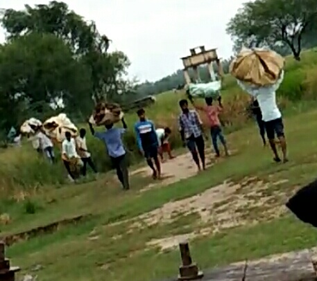 बरेली-अंत्येष्टि की सिर से ढोकर थक जाते है,मृत के परिजन