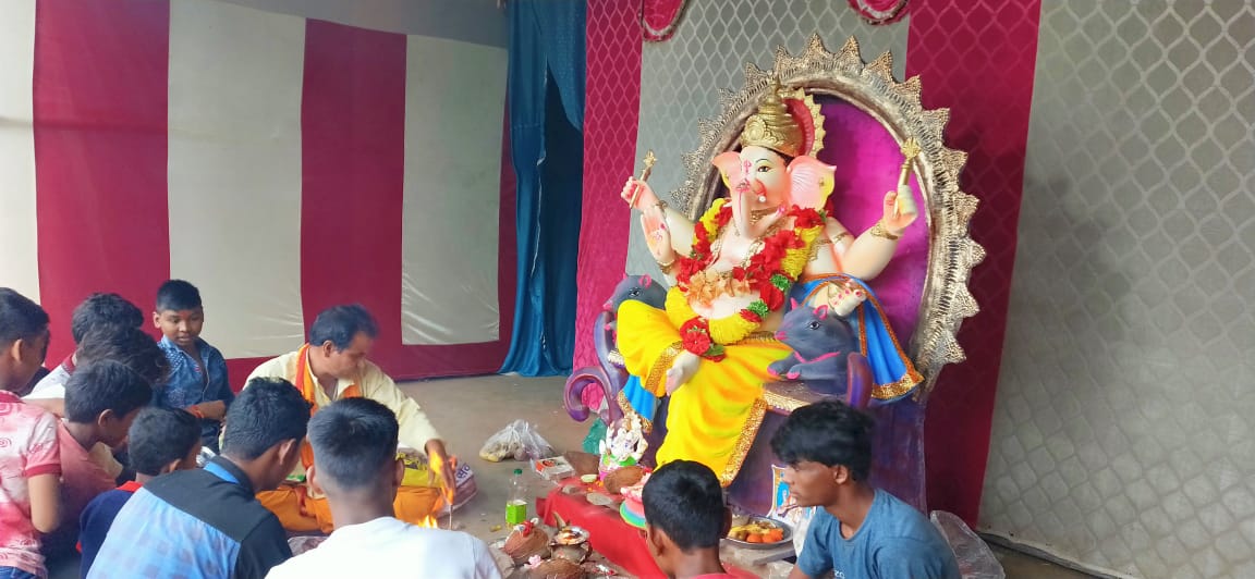 रायपुर :- भगवान गणेश के विसर्जन से पूर्व बाल गणेश नवयुवक समिती द्वारा बहेसर में किया हवन यज्ञ।
