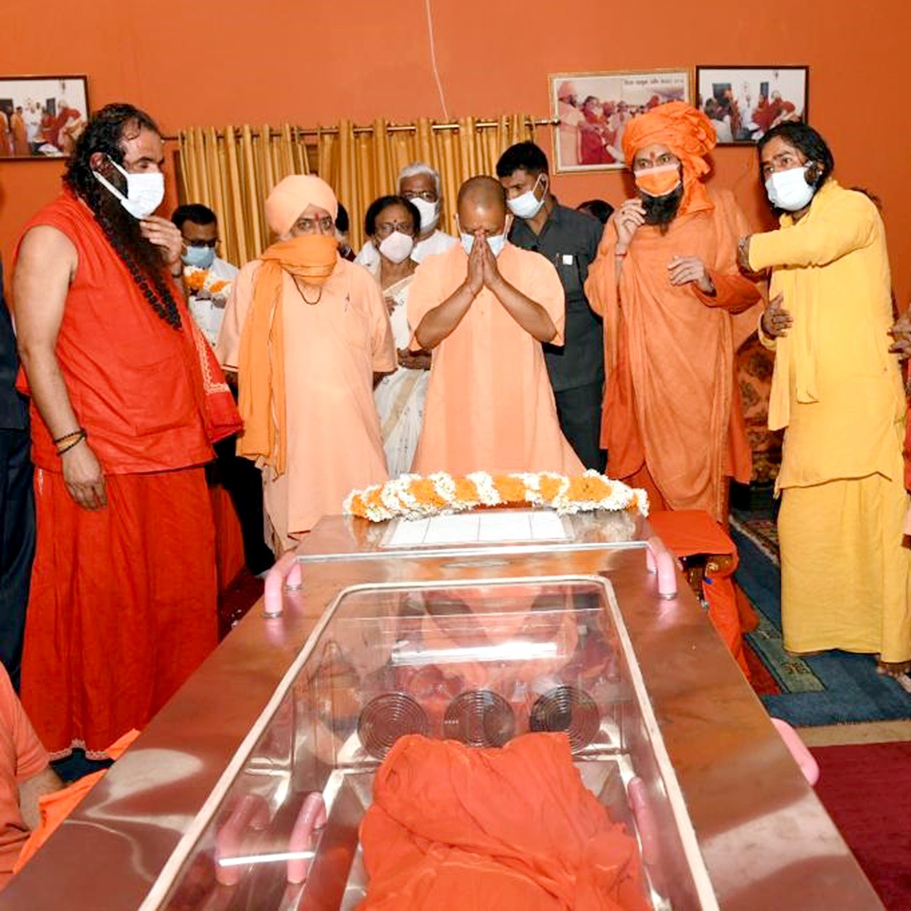 मा0 मुख्यमंत्री जी ने ब्रम्हलीन महंत श्री नरेन्द्र गिरी जी महाराज को श्रद्धासुमन अर्पित करते हुए श्रद्धांजलि अर्पित की