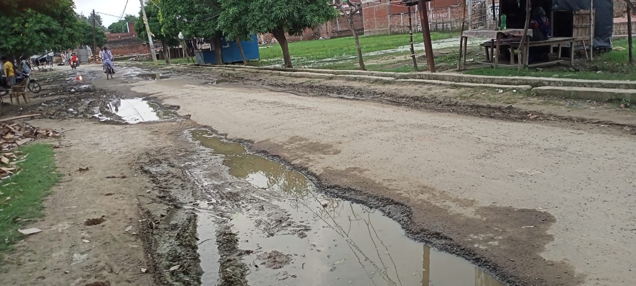 सीतापुर: तहसील चौराहा से नगरपालिका कार्यालय जाने तक वाला मार्ग पूरी तरह से ध्वस्त ,सड़क पर बना हुआ है गंदा जलभराव