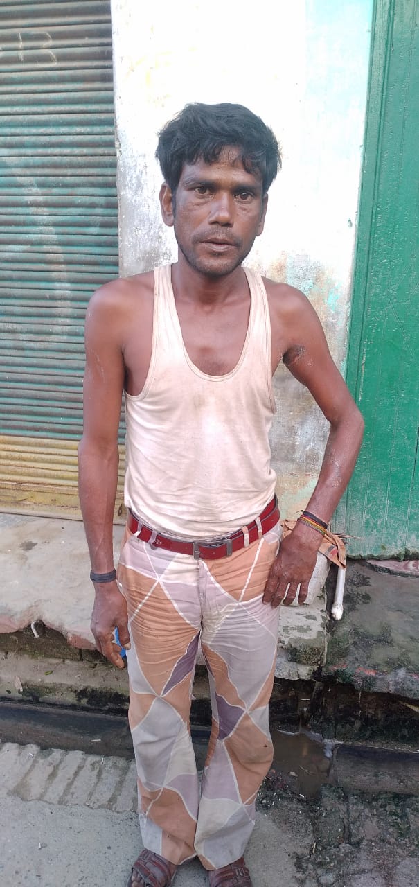 बरेली - सिरौली कस्बे में बिजली का तार टूटकर युवक के ऊपर गिरने से बुरी तरह झुलसे युवक को अस्पताल में भर्ती कराया।