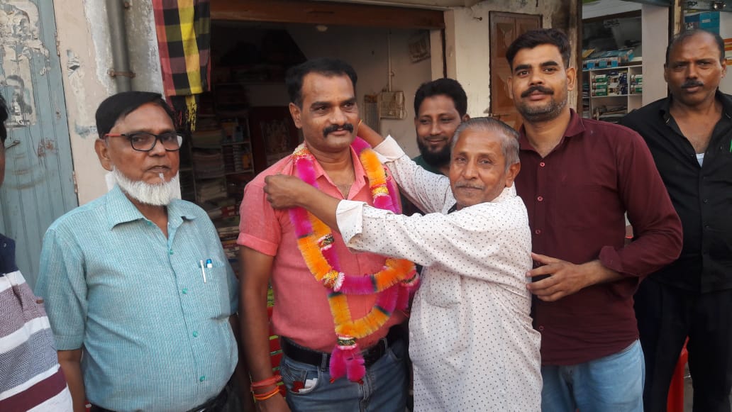 बरेली - सिरौली नगर पंचायत में सिविल सेवा परीक्षा में 139 रैंक प्राप्त करने वाले हिमांशु गुप्ता के पिता का व्यापारियों ने फूल माला पहनाकर किया जोरदार स्वागत ।