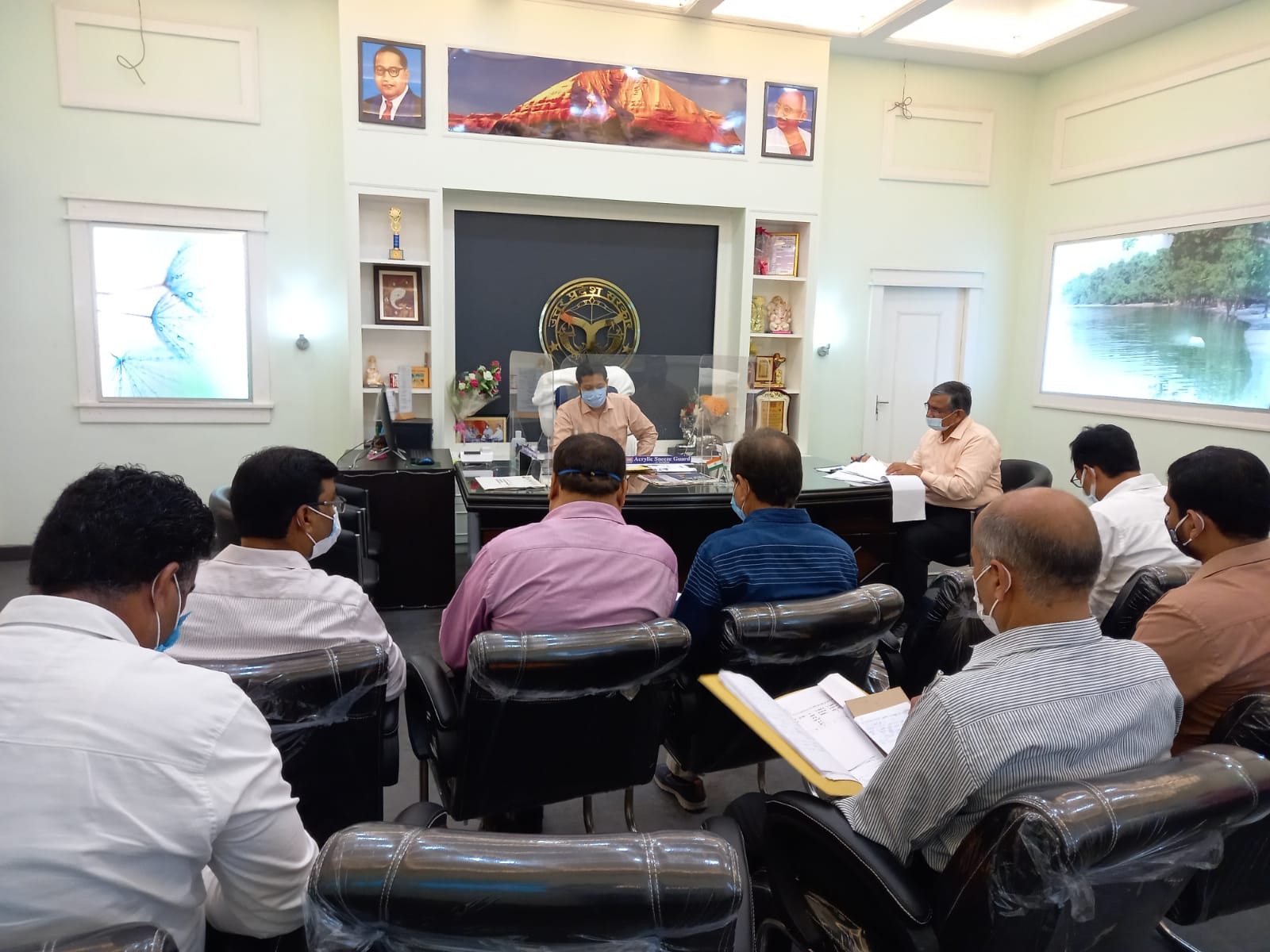 पीलीभीत :जिलाधिकारी की अध्यक्षता में मनरेगा कन्वर्जेस, सुकन्या समृद्वि खाता योजना एवं रेन वाटर हार्वेस्टिंग की बैठक सम्पन्न।
