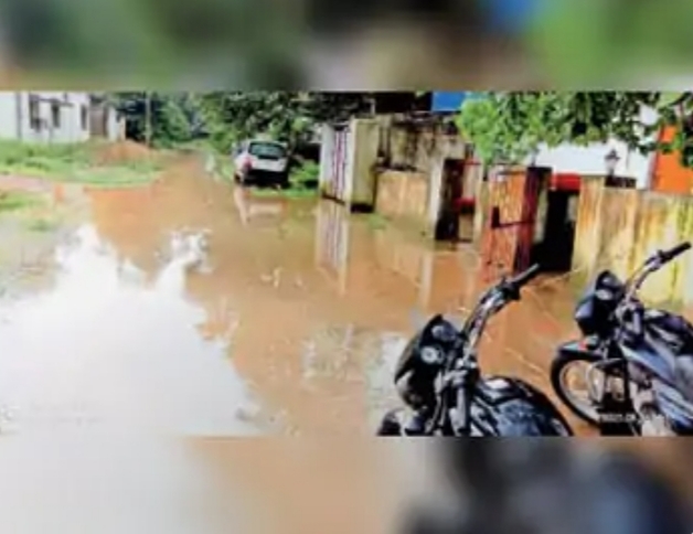 कोरबा : मिट्टी से पट गई नाली, बारिश का पानी सड़क  सड़को पर