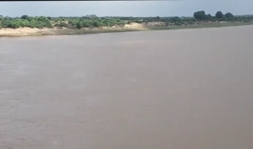 इटावा :बारिश के चलते चंबल नदी का बढ़ा जलस्तर