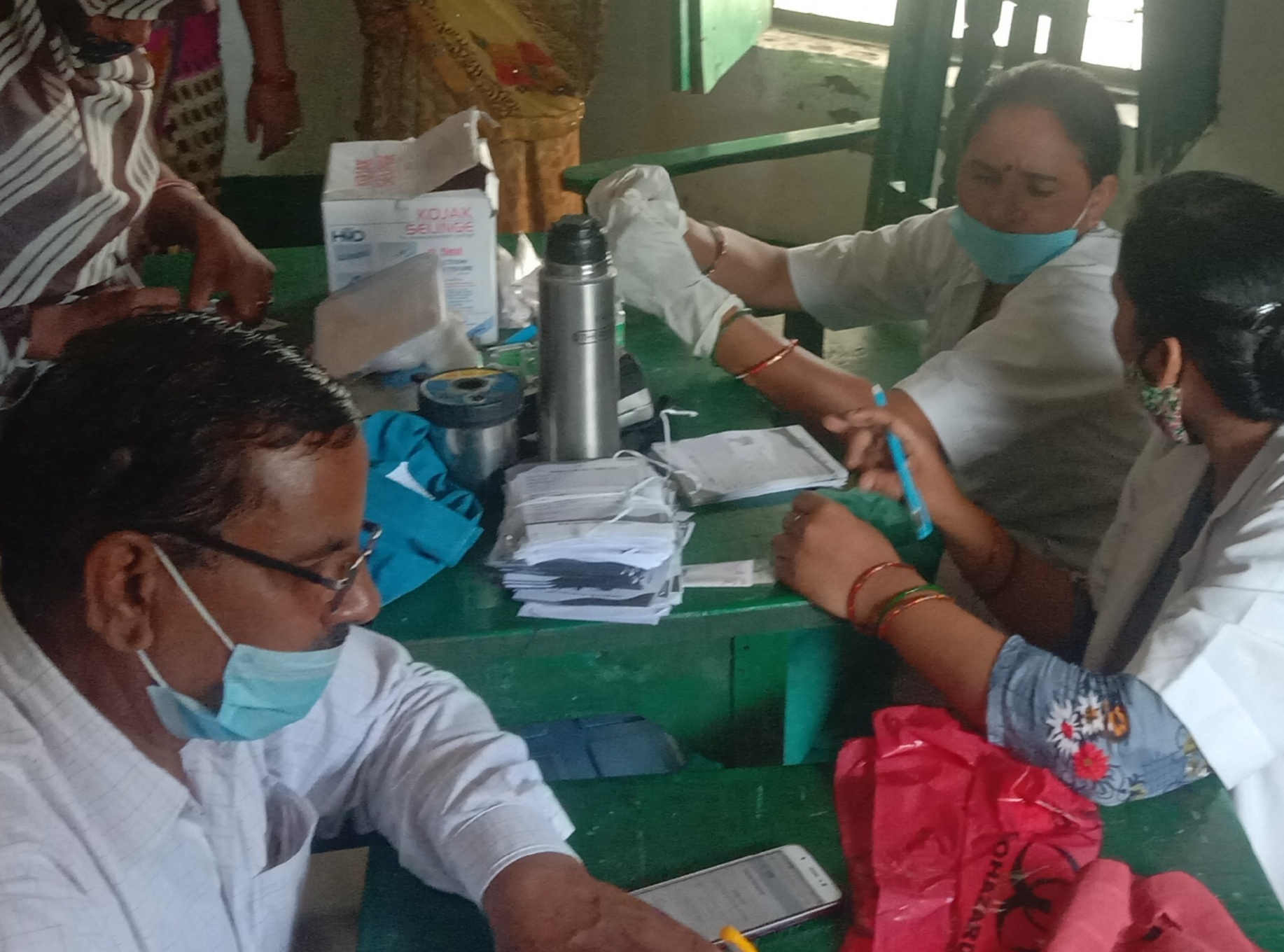 प्रयागराज :सहसों ब्लॉक के खुदाई पुर ग्राम सभा में कैंप लगाकर किया गया वैक्सीनेशन