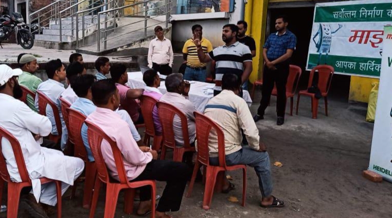 पीलीभीत :माइसेम सीमेंट कंपनी के टेक्निकल ऑफिसर सौरभ सचान ने विस्वकर्मा जयंती के उपलक्ष्य में राजमिस्त्रियों के साथ मीटिंग की।
