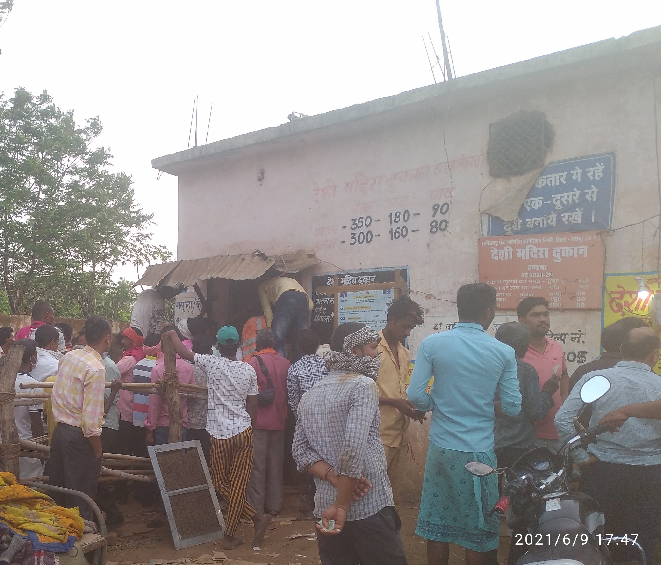 रायपुर : सुबह एंव शाम ढलते ही  ओवर रेट पर बेची जा रही है शराब