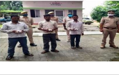 प्रयागराज: थाना मांडा पुलिस द्वारा 3400 रू 0 के साथ 03 अभियुक्त रामू बिंद, विकाश विंद व बेचूलाल गिरफ्तार