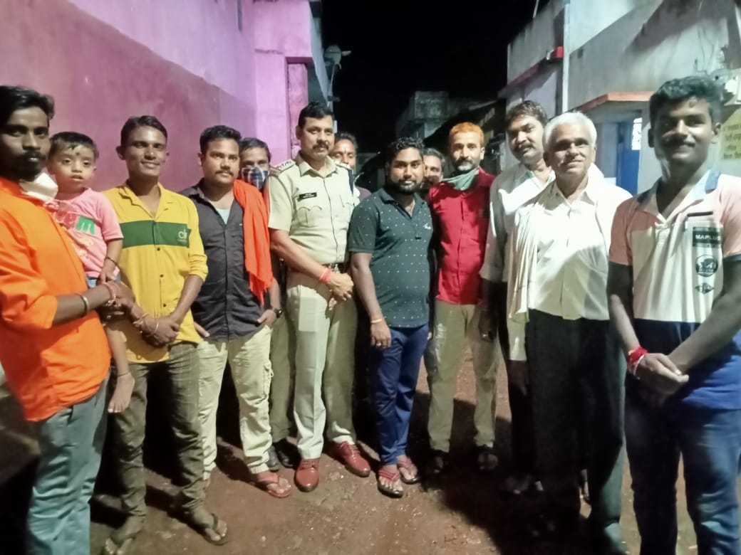 रायपुर : थाना प्रभारी की सार्वजनिक गणेश समिति के सदस्यों ने किया स्वागत