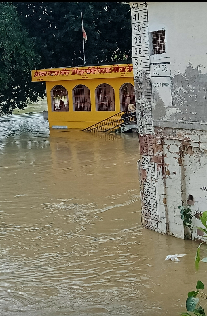 जौनपुर:इक्कीस फीट पर पहुंचा गोमती का जलस्तर