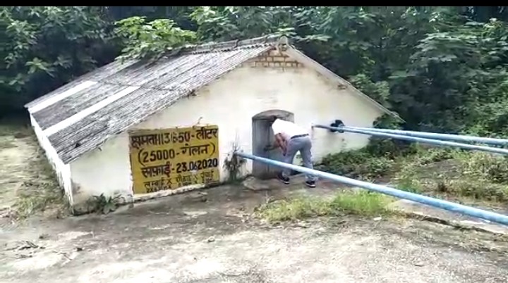 बरेली-रेलवे में बनी ओवरहेड टँकी में कोबरा प्रवेश से हड़कंप