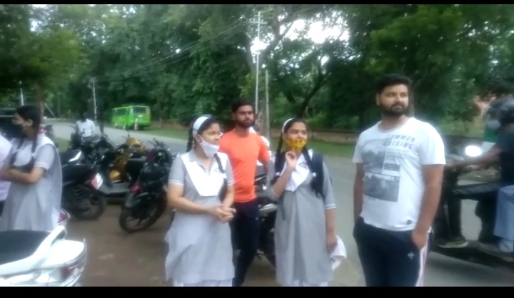 बरेली-बिना फीस कार्ड दिए स्कूल प्रबन्धन ने बैरंग लौटा दिये छात्र