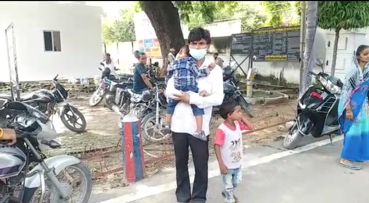 बरेली-: दो बच्चों की मां शादीशुदा प्रेमी संग फरार,पति ने एसएसपी से पत्नी की खोज की लगाई गुहार।