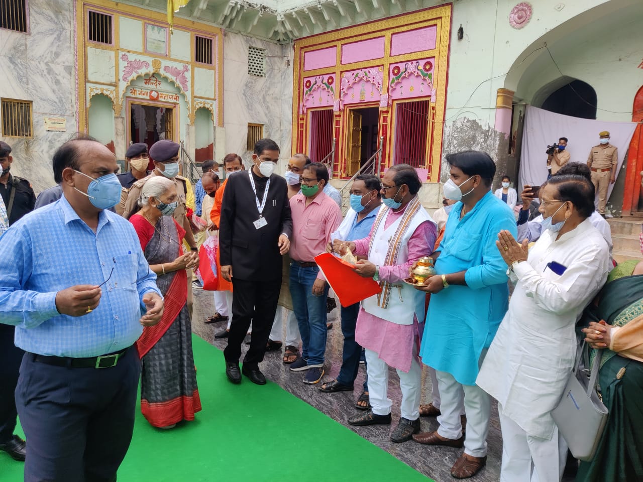 कासगंज पहुँचकर राज्यपाल आनंदी बेन पटेल ने निरीक्षण के बाद की अधिकारियों के साथ बैठक