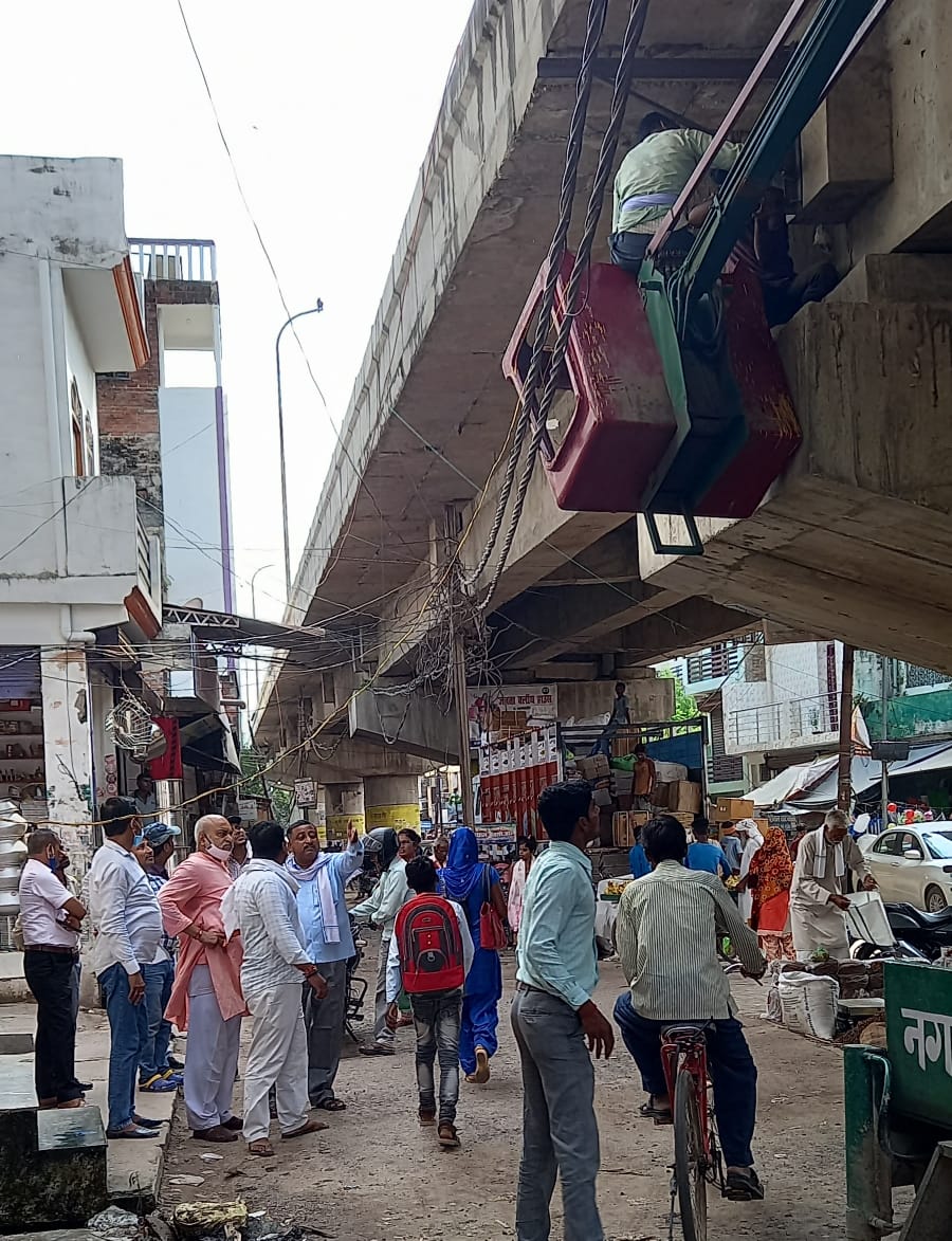 रायबरेली:  विद्युत विभाग ने ब्रिज पर लाइन शिफ्टिंग के लिए क्लैंप लगाने का कार्य शुरू किया