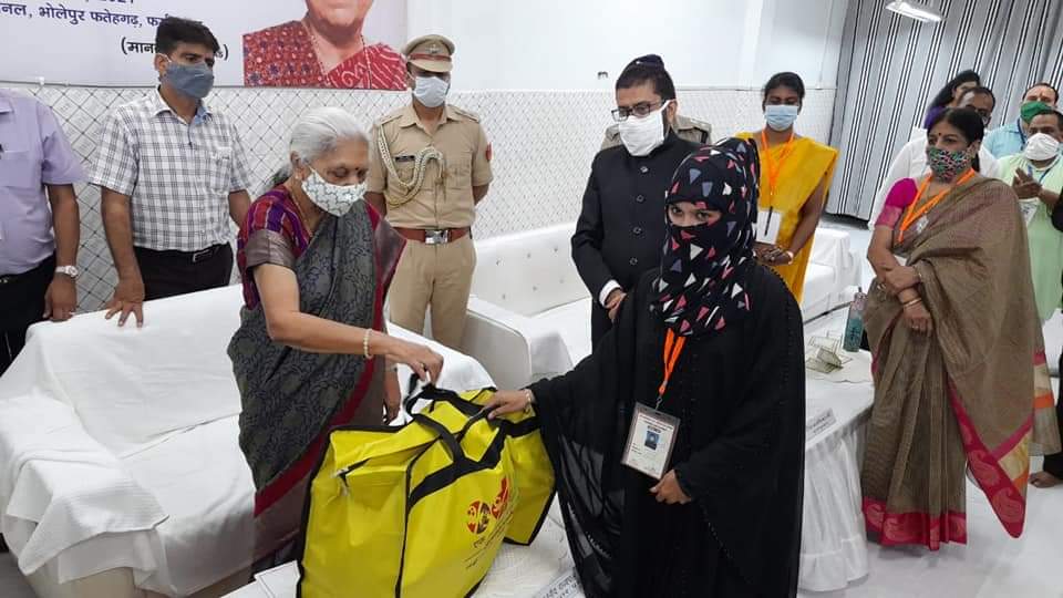 फर्रुखाबाद -महिलाओं को शराब, दहेज प्रथा, बाल विवाह के खिलाफ स्वयं खड़ी हो:आनंदीबेन पटेल