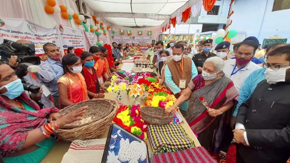 फर्रुखाबाद - छपाई ,कला ,ब्लाक प्रिंटिंग ,जरदोजी कारीगरी की कायल हुई :राज्यपाल